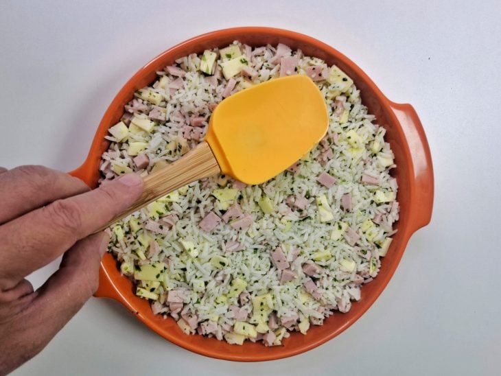 Segunda porção da mistura de arroz adicionada a travessa.