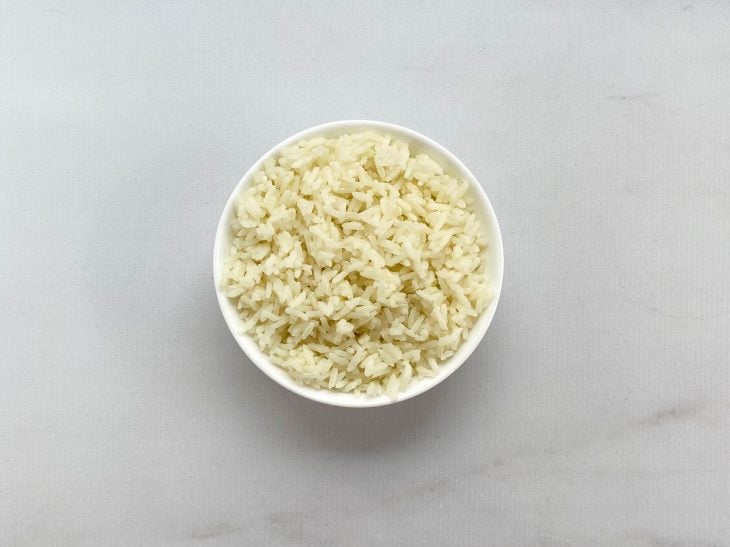 Um recipiente contendo arroz cozido.