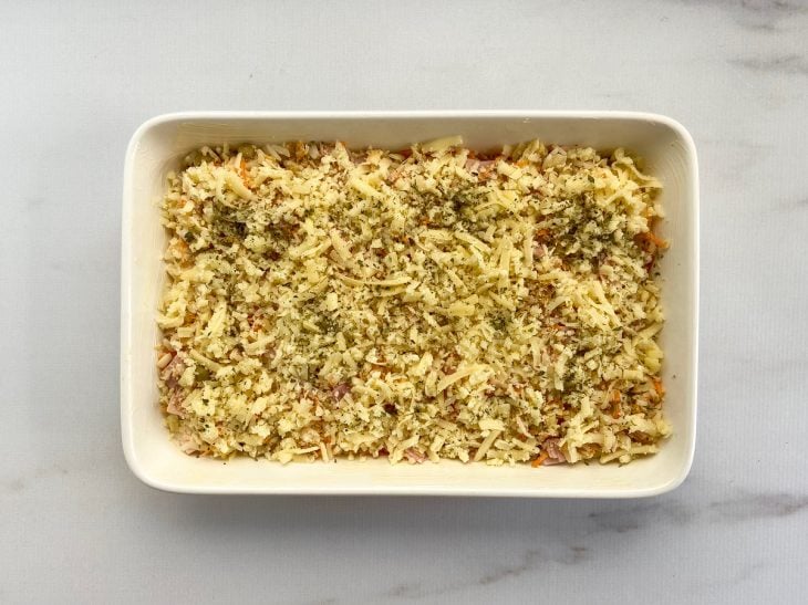 Um refratário contendo arroz de forno que vai para op forno.
