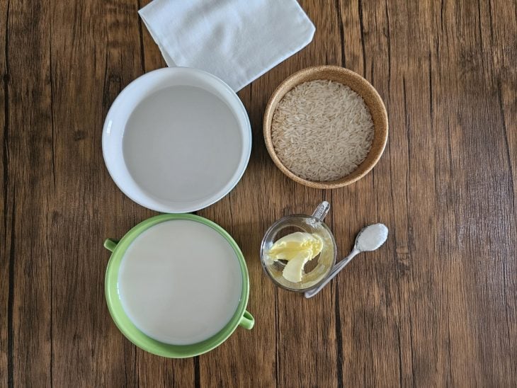 Ingredientes do arroz de leite reunidos na bancada.