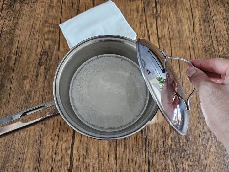 Panela com arroz e água quente.