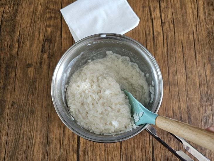 Panela com arroz branco cremoso com leite.