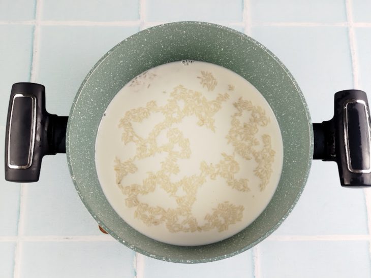 Arroz, água e leite na panela.