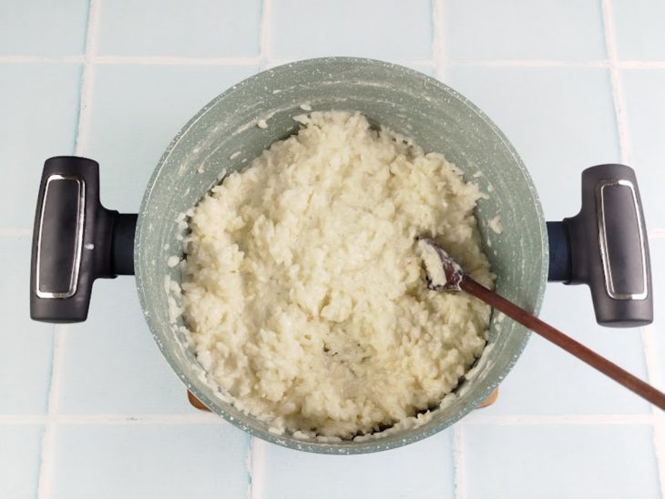 Arroz cozinhando na panela.