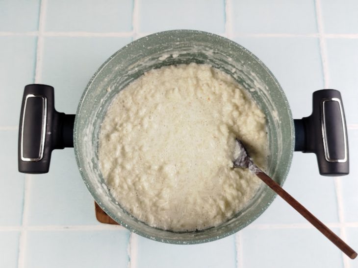 Arroz encorpado na panela.