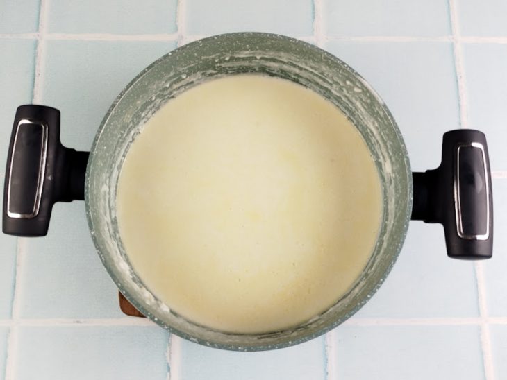 Leite adicionado ao arroz.