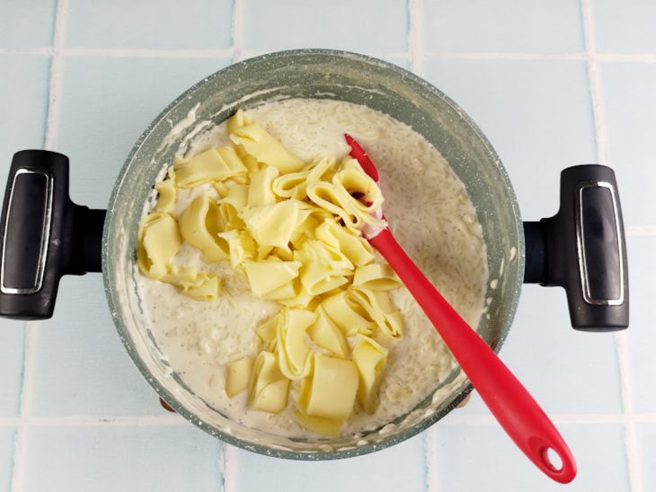 Mussarela adicionada ao arroz.