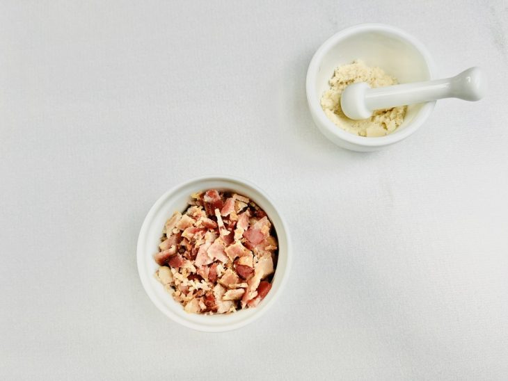 Alho amassado e bacon frito.