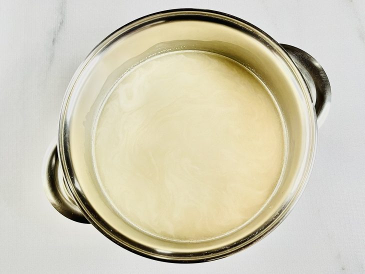 Água adicionada na panela.