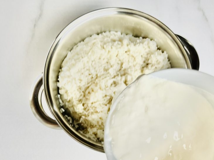 Creme de leite e noz-moscada ralada na panela.