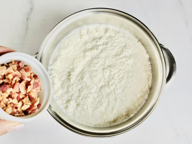 Bacon frito para finalizar a receita.