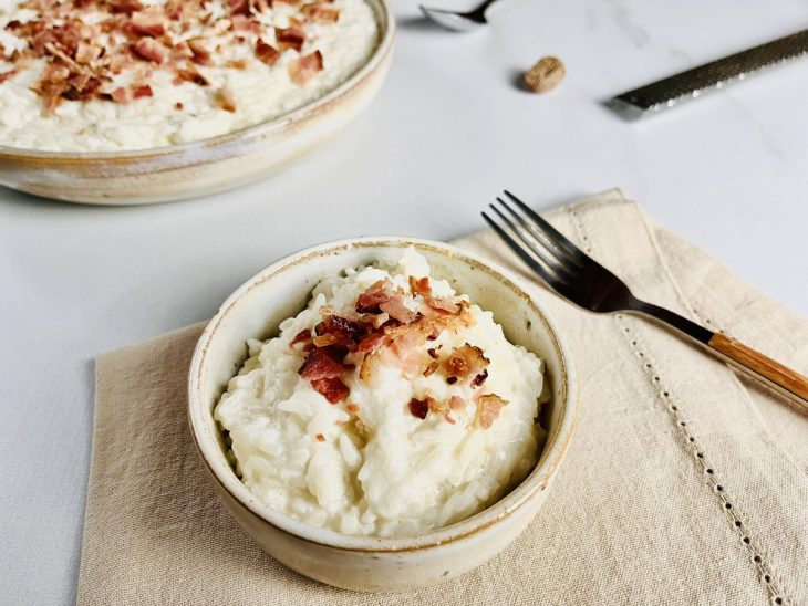 Arroz de leite cremoso simples servido em porção individual.