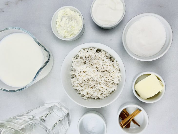 Ingredientes organizados sobre a bancada.