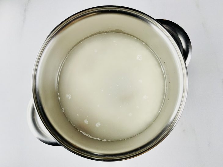 Arroz, canela e sal sendo cozidos.