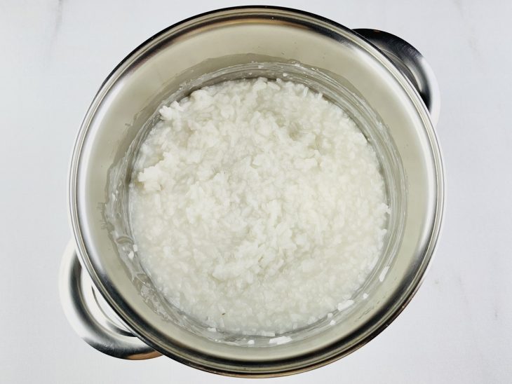 Arroz cozido na panela.