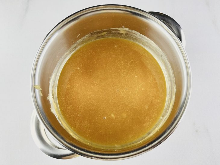 Açúcar derretido formando um caramelo.