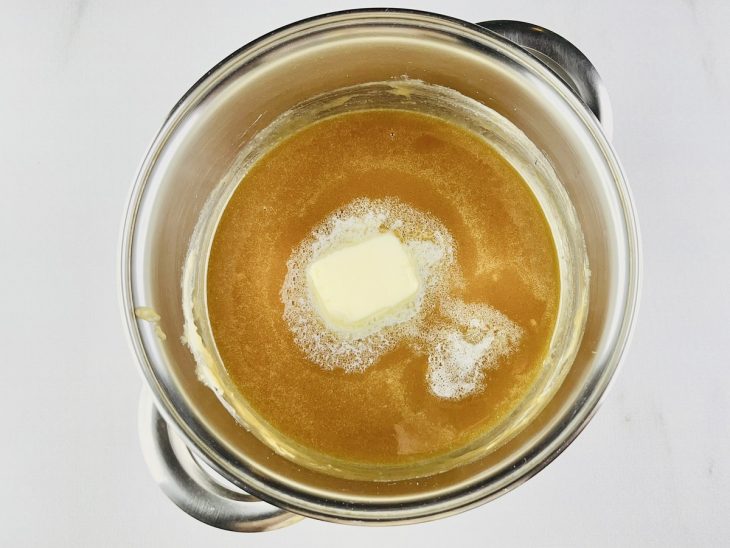 Manteiga sendo misturada ao caramelo.