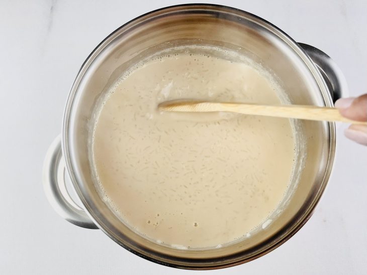 Arroz cozido sendo incorporado ao creme.