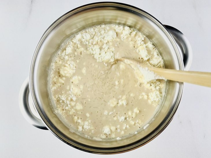 Adição do leite em pó e fervura final para encorpar.