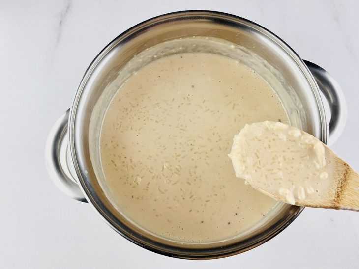 Arroz de leite doce pronto na panela.