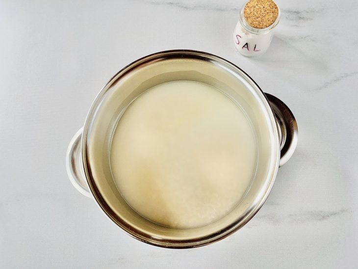 Arroz, água e sal na panela.