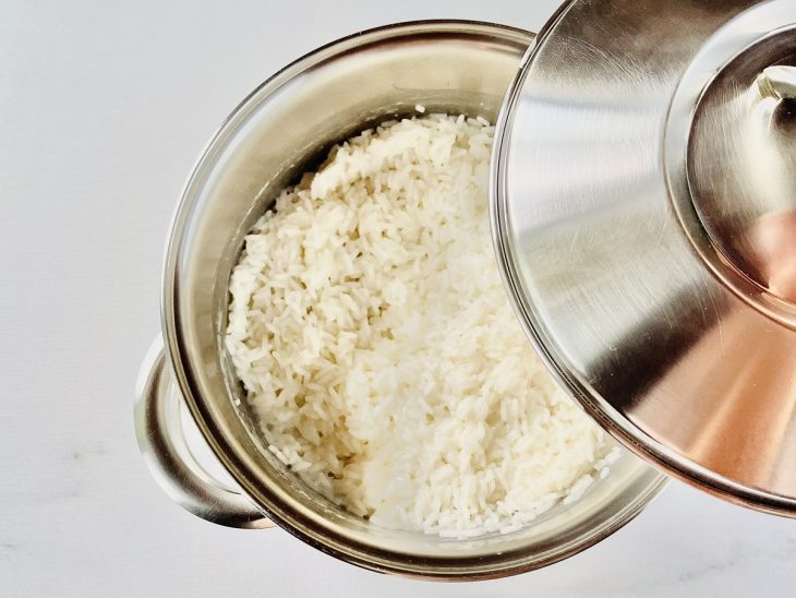 Arroz cozido na panela.