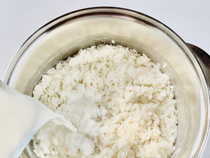 Leite adicionado ao arroz.