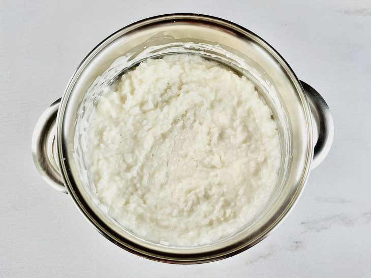 Arroz cozinhando no leite.