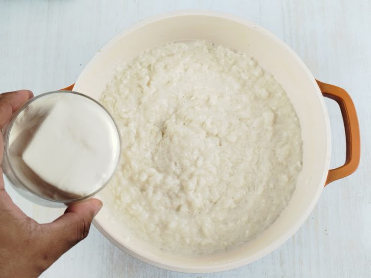 Creme de leite sendo adicionado na panela.