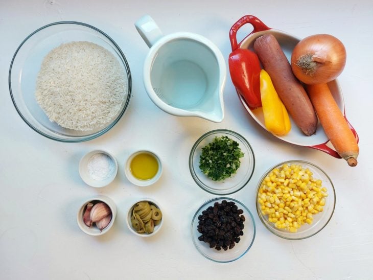 Uma bancada com os ingredientes separados.