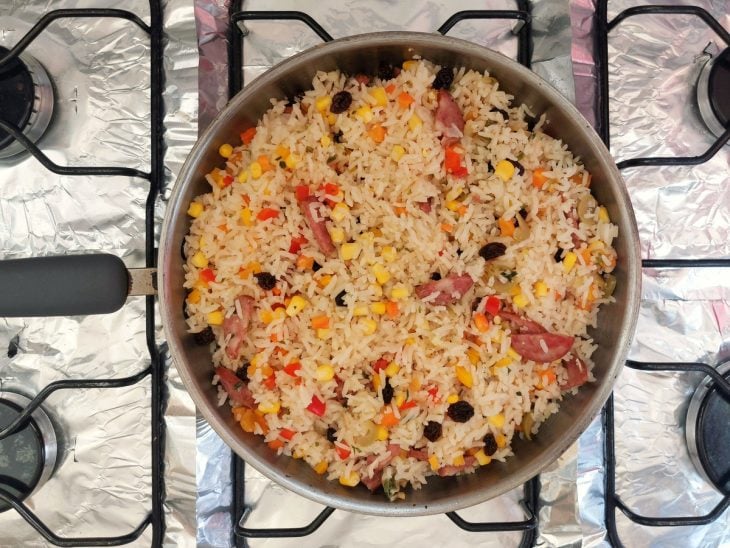Uma panela contendo arroz de Natal.