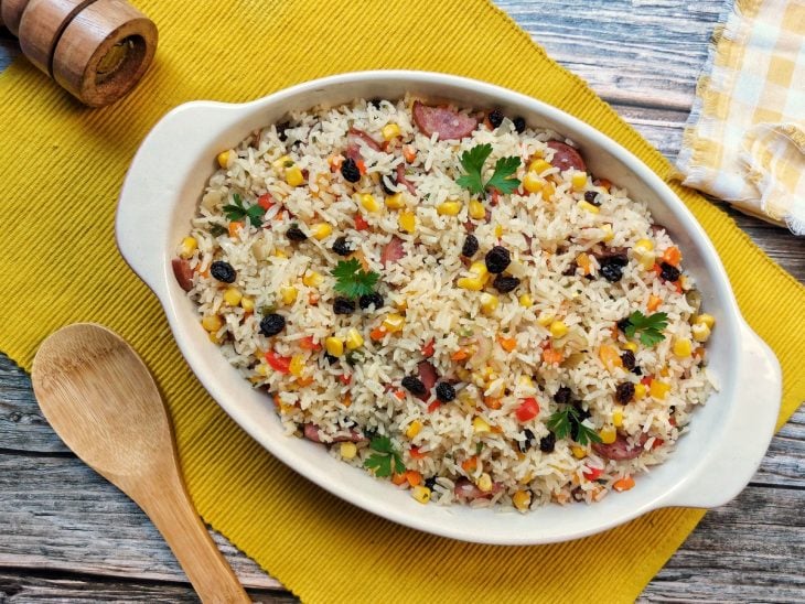 Um refratário contendo arroz de Natal.