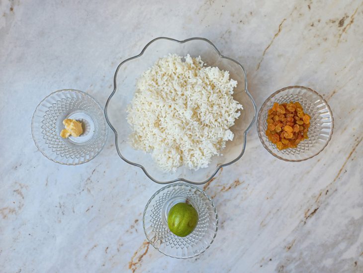 Ingredientes reunidos na bancada.