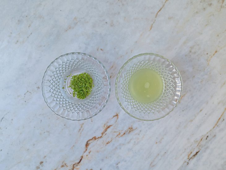 Raspas e suco do limão reservados.