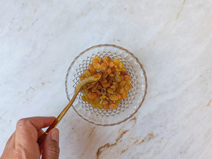 Numa tigela, as passas hidratando junto ao suco do limão.