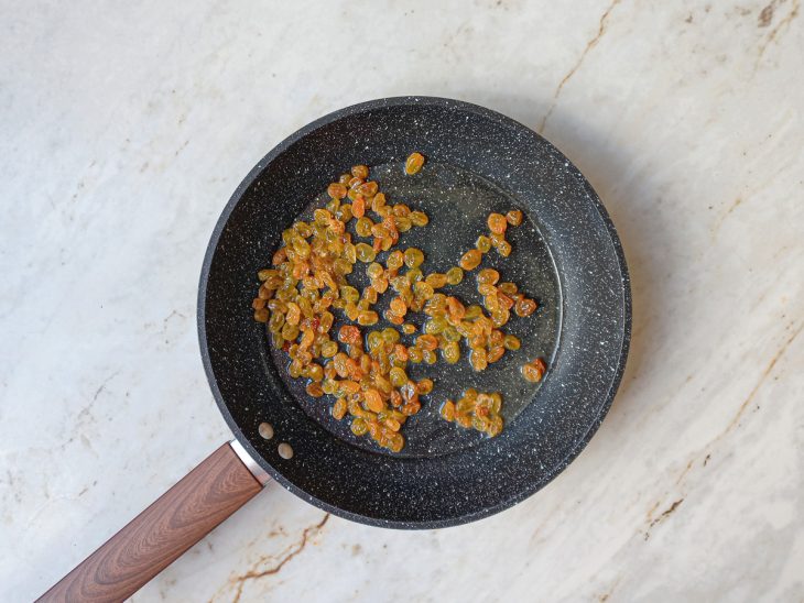 Numa frigideira com manteiga, as passas com o suco de limão.