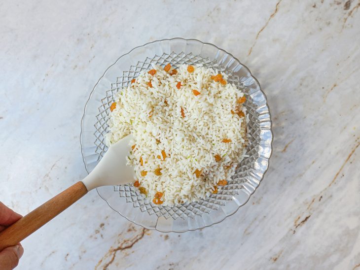 Passas transferidas para uma tigela, junto ao arroz e as raspas de limão.