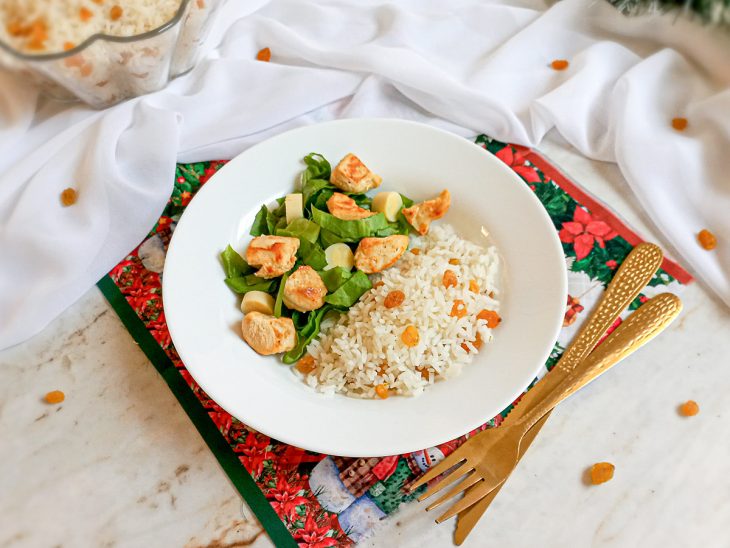 Arroz pronto, servido em prato acompanhado de salada.