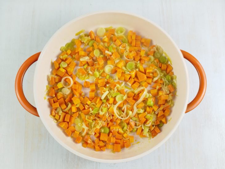 Na panela, a cenoura e o alho-poró.