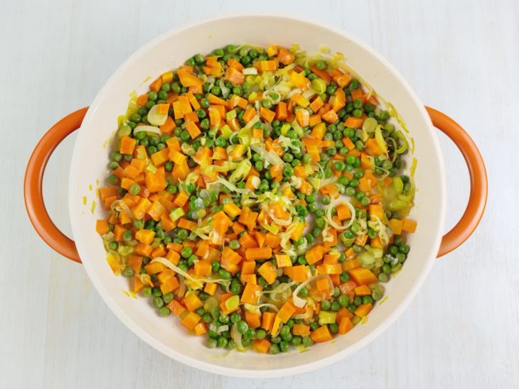 Na mesma panela, as ervilhas adicionadas.