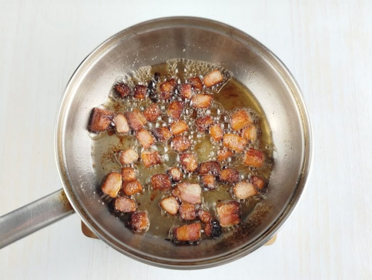 Na frigideira, o bacon frito.