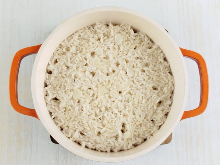 Na panela, o arroz pronto.