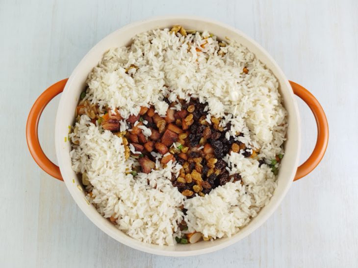 Arroz acrescido dos ingredientes preparados anteriormente.