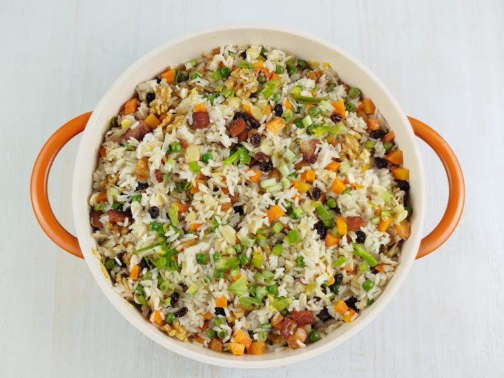 Tudo misturado na panela, com a salsinha decorando.