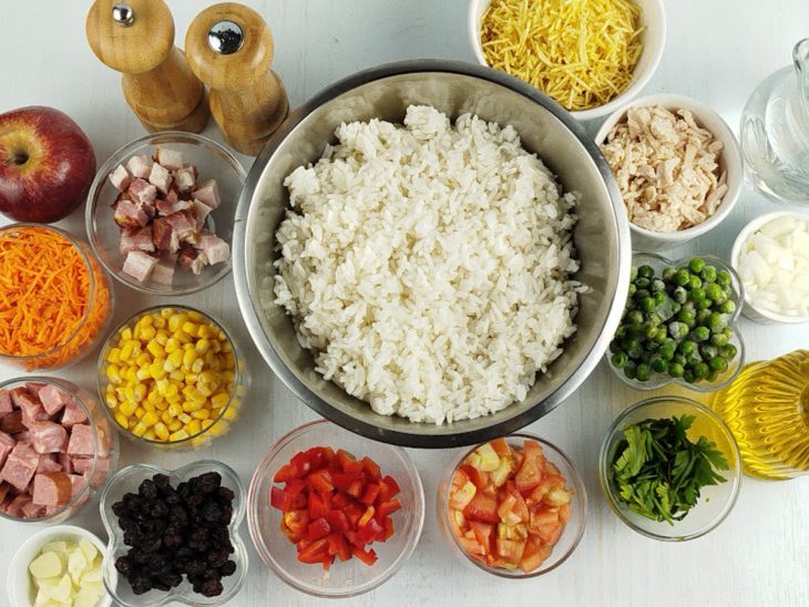 Ingredientes reunidos na bancada.