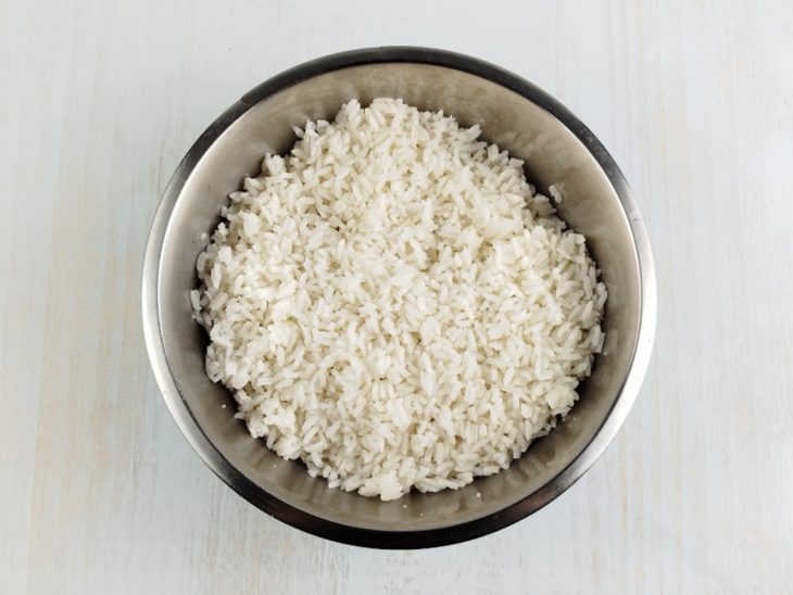 Arroz cozido reservado em tigela.