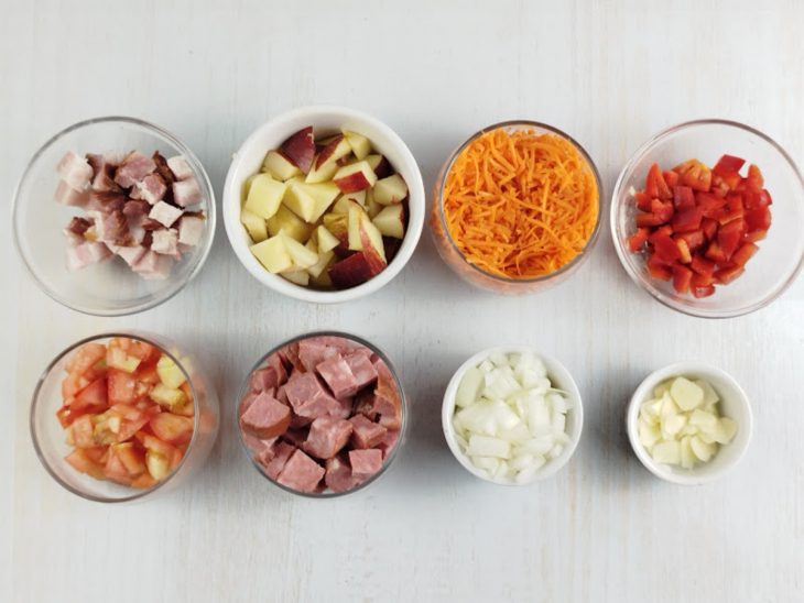 Ingredientes picados, fatiados e reservados.