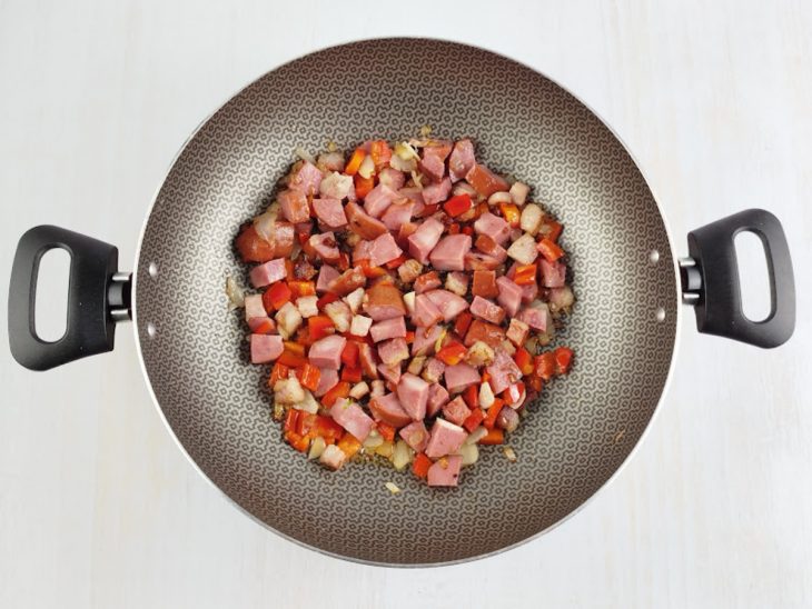 Na panela com o bacon, alho, pimentão e a calabresa adicionados.