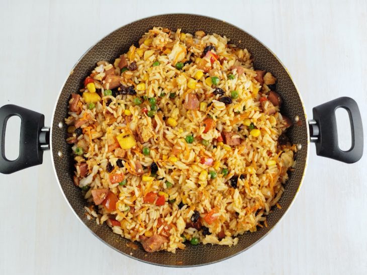 Na panela, o arroz incorporado aos ingredientes.