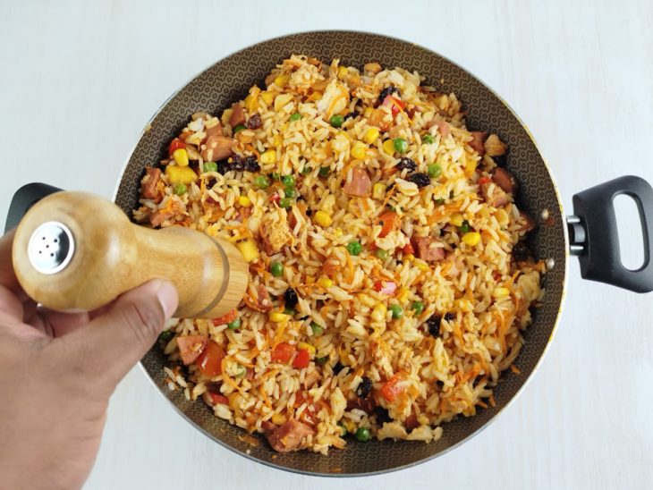 Na panela, tempero sendo ajustado.